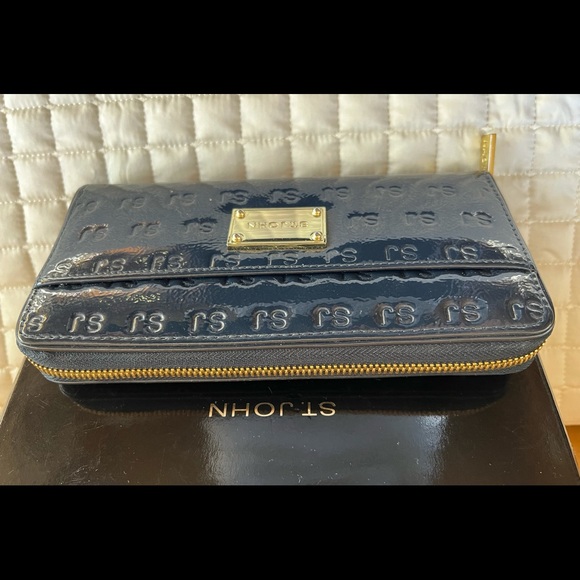St. John Navy Blue Patent Leather Zipped Wallet 8”L x 0.75"W x 4"H like new - Picture 6 of 10
